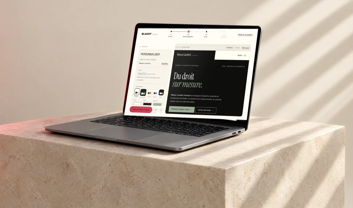 Le parcours BLACKT Studio ouvert sur un ordinateur portable : un site d'avocat en cours de personnalisation, avec le nom du cabinet, les couleurs et les polices modifiables à gauche et la maquette à droite.
