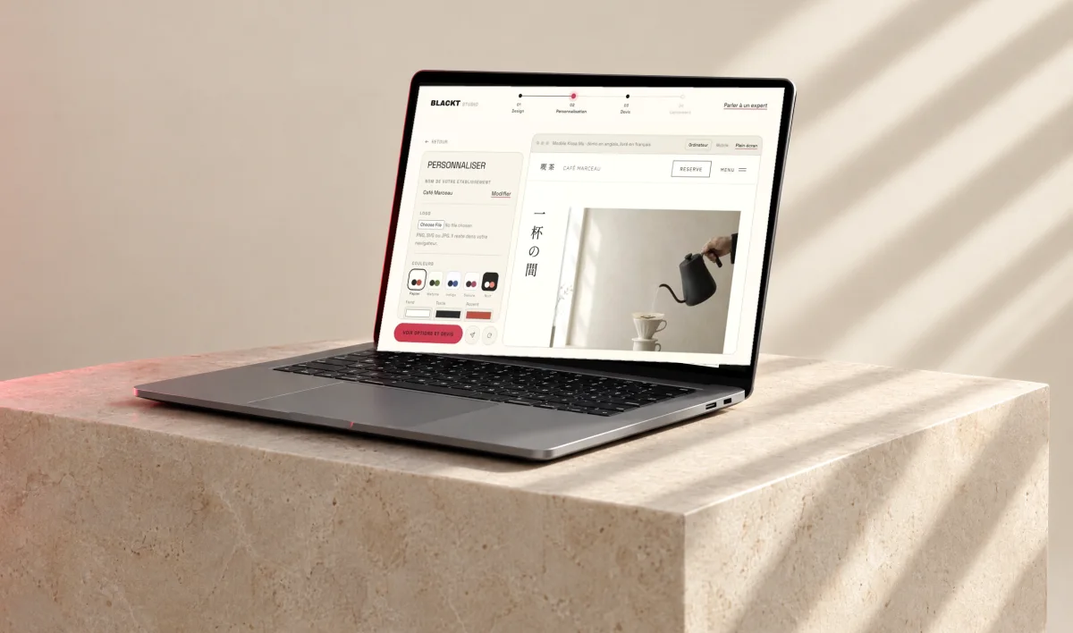 Le parcours BLACKT Studio ouvert sur un ordinateur portable : un site de restaurant en cours de personnalisation, avec le nom de l'établissement, les couleurs et les polices modifiables à gauche et la maquette à droite.